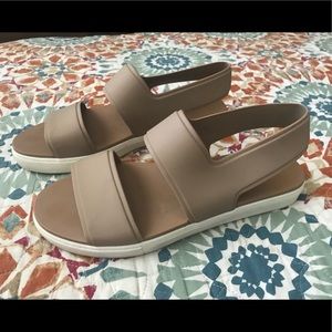 VINCE waterproof platform sandals!